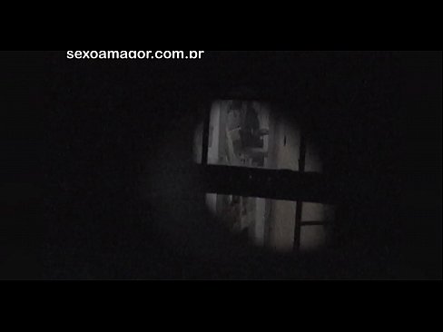 ❤️ Блонди ба таври махфӣ аз ҷониби як сайёҳи ҳамсоя, ки паси хиштҳои холӣ пинҳон шудааст, сабт мешавад ️ Порнои мақъад дар мо ﹏